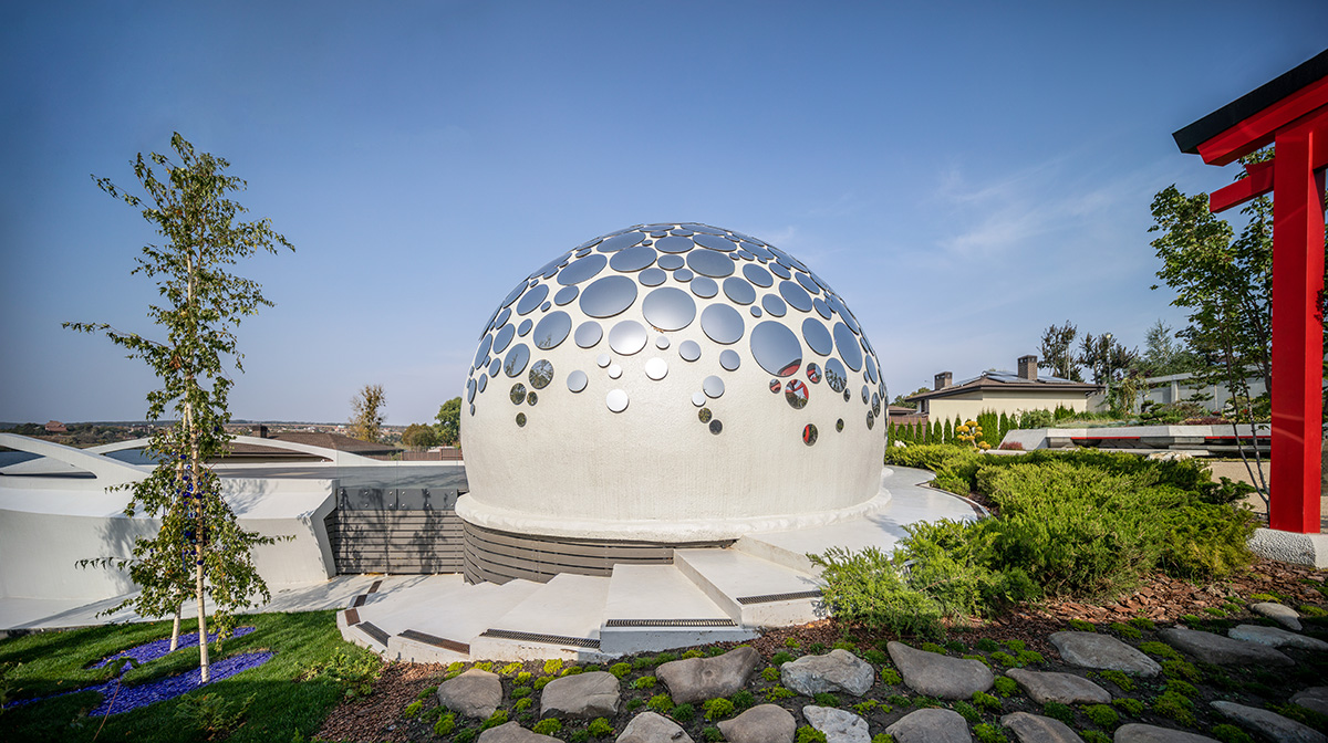 Nat Telichenko completes retro-futuristic Baan Bubble Dome House in Kharkiv, Ukraine