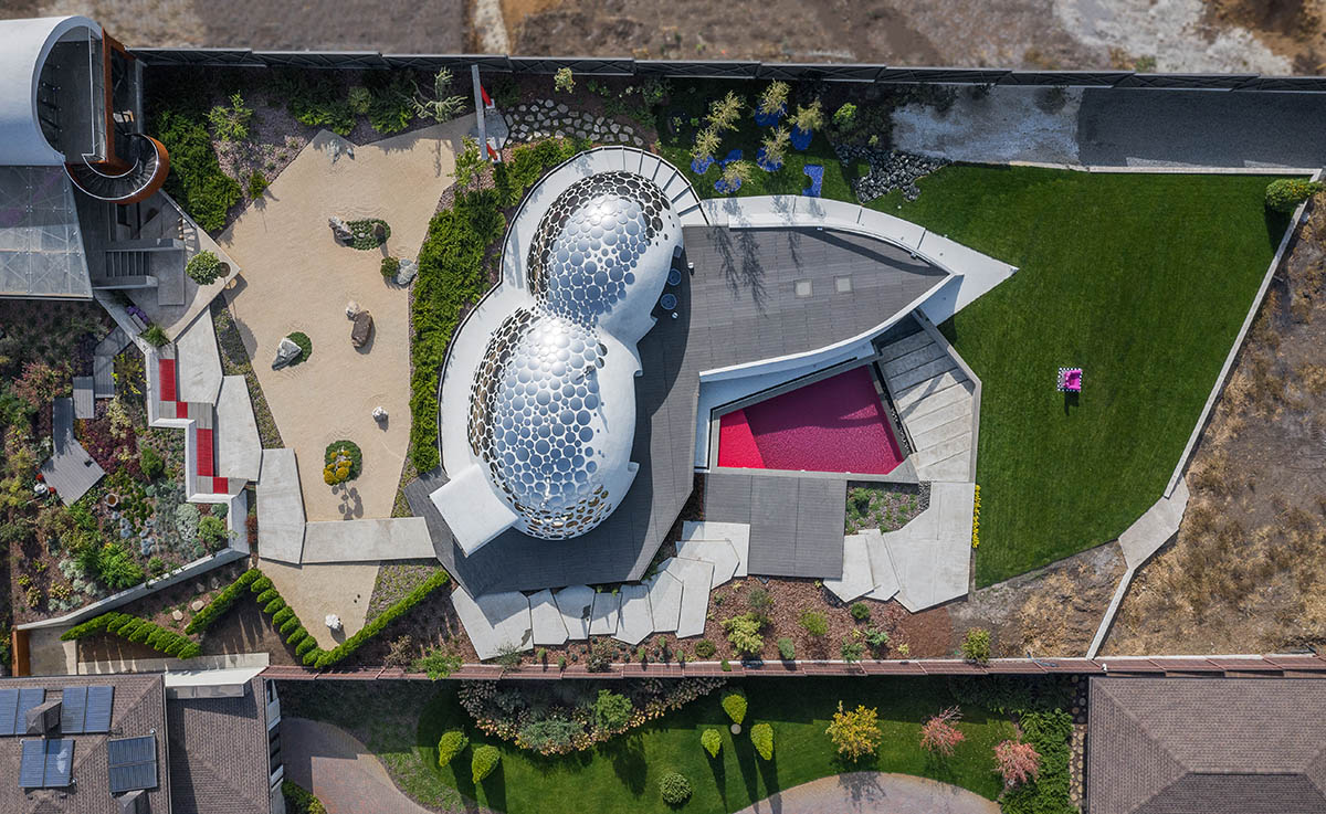 Nat Telichenko completes retro-futuristic Baan Bubble Dome House in Kharkiv, Ukraine