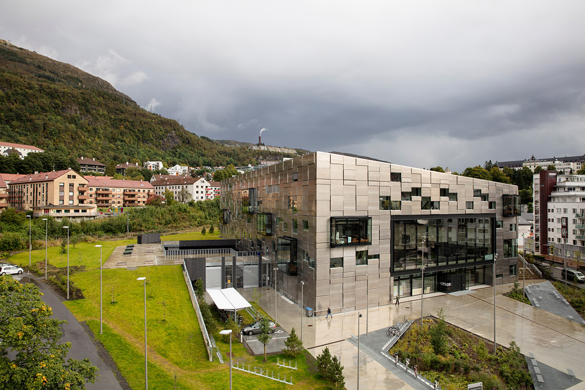 Snøhetta completes new Art School creating metallic effect in the city of Bergen