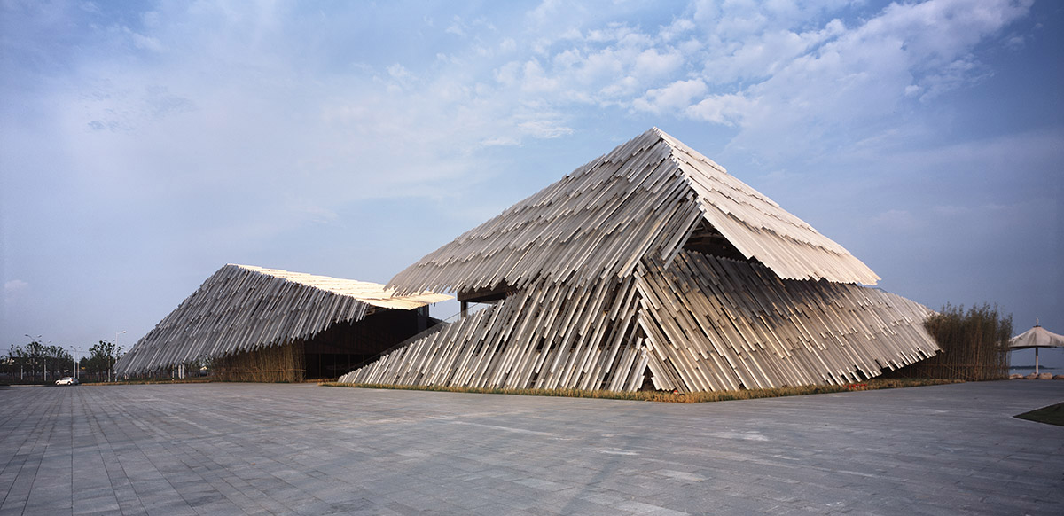 Kengo Kuma built this tent-like tourist transportation center by using extruded aluminum materials