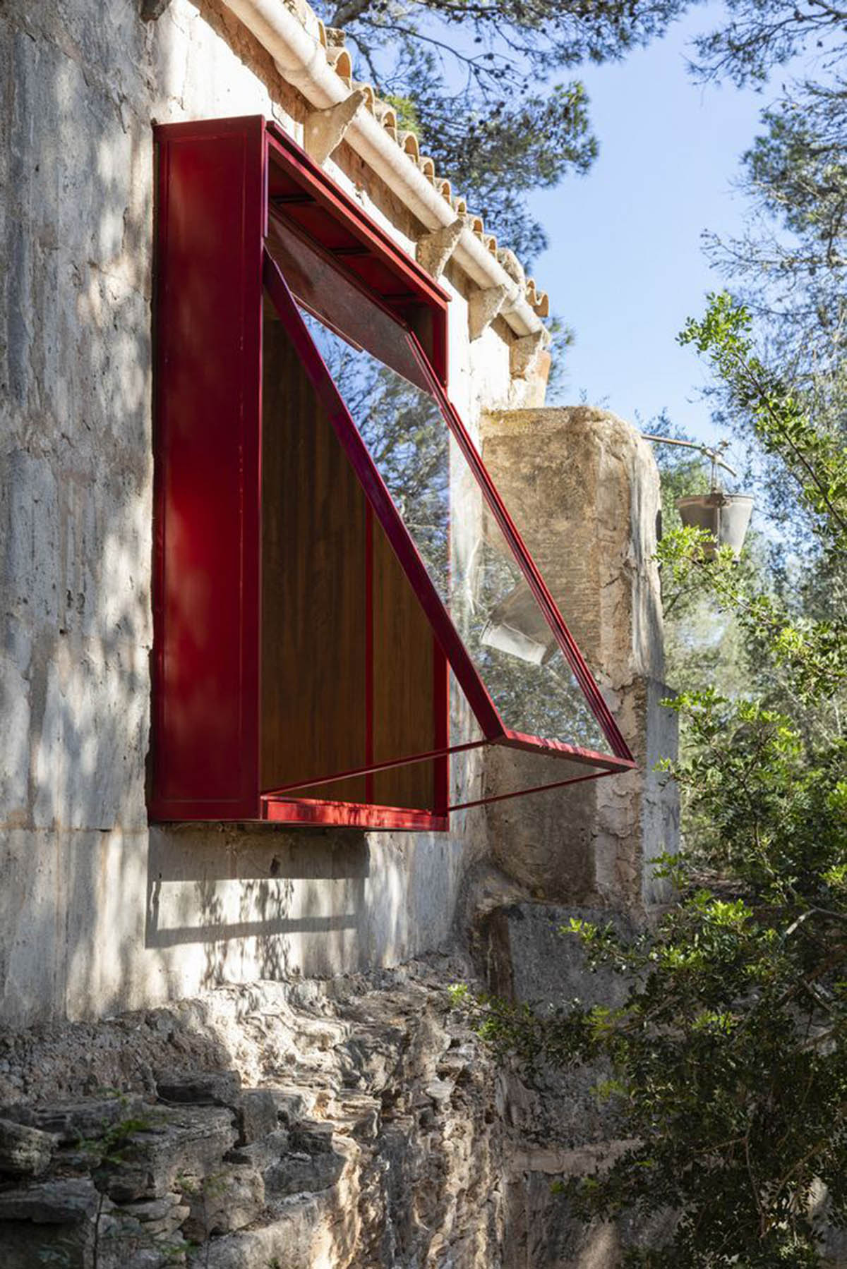 Mariana de Delás converts disused structure into an escape home within a Spanish pine yard 