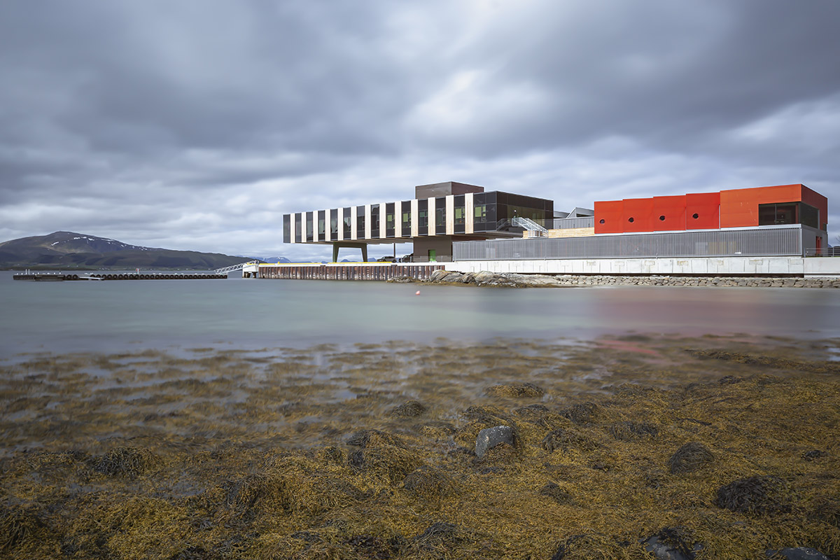 Sn&oslash;hetta completes new fishing facility with colorful volumes in Northern Norway
