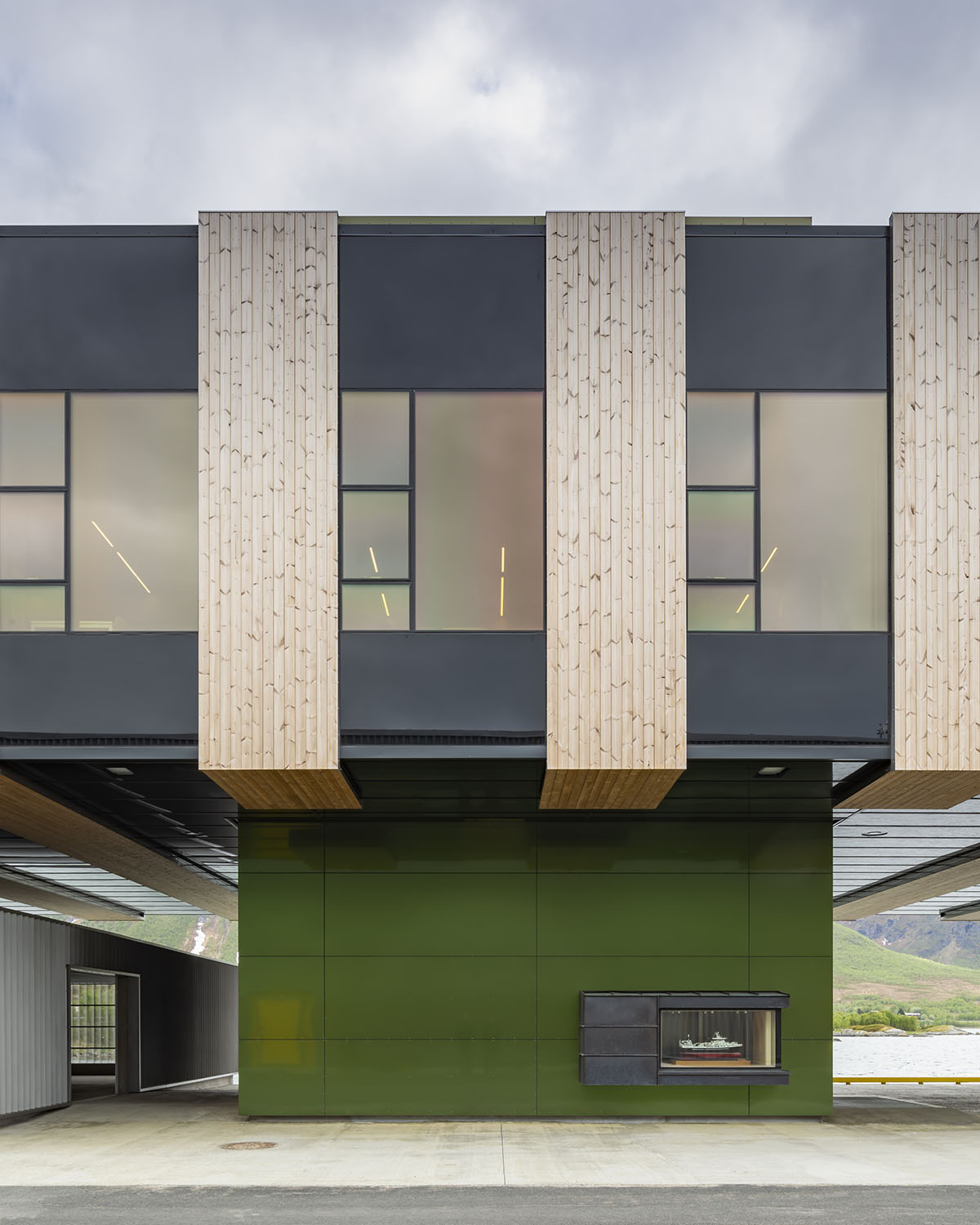 Sn&oslash;hetta completes new fishing facility with colorful volumes in Northern Norway