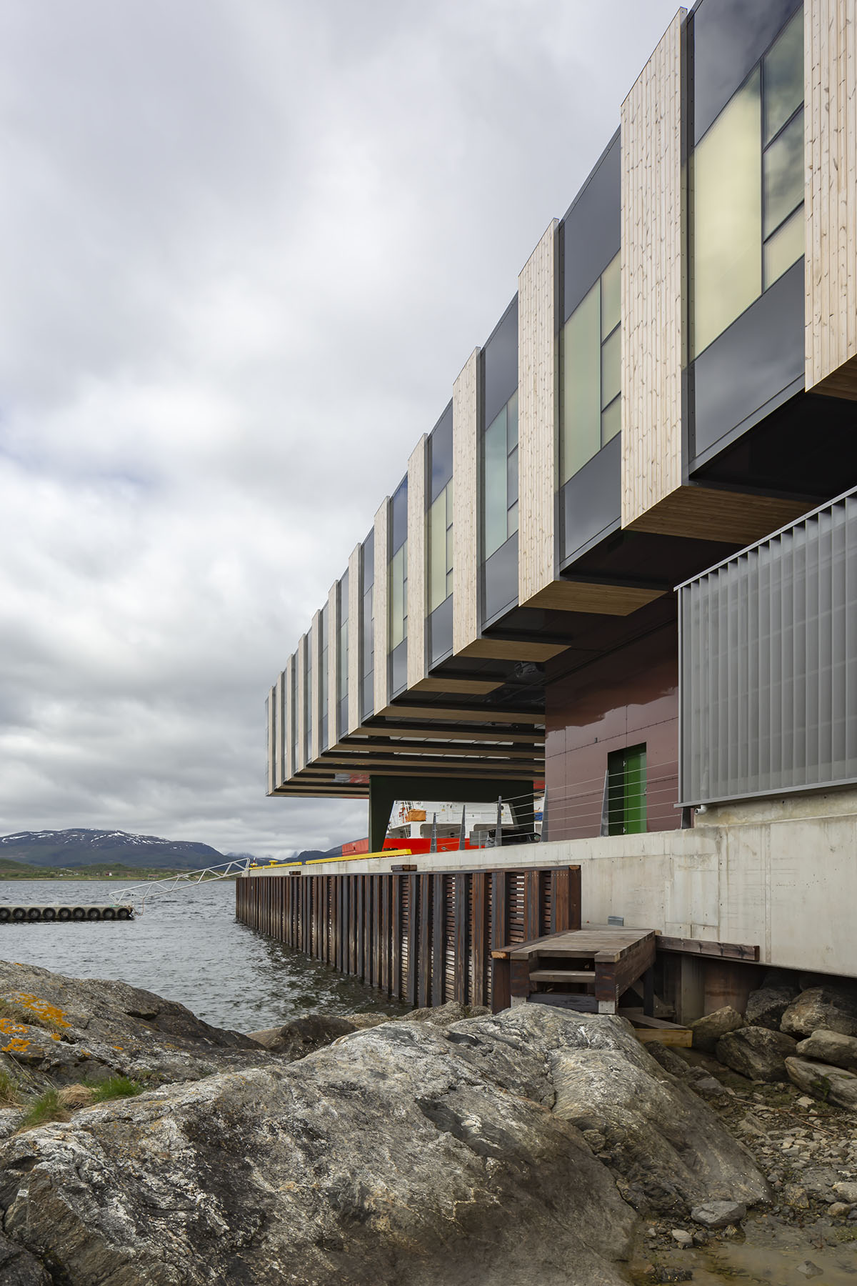 Sn&oslash;hetta completes new fishing facility with colorful volumes in Northern Norway