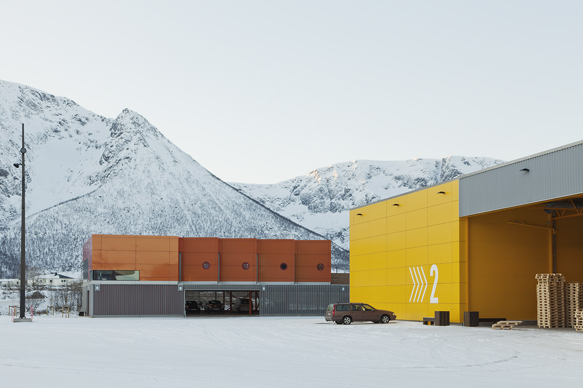 Sn&oslash;hetta completes new fishing facility with colorful volumes in Northern Norway