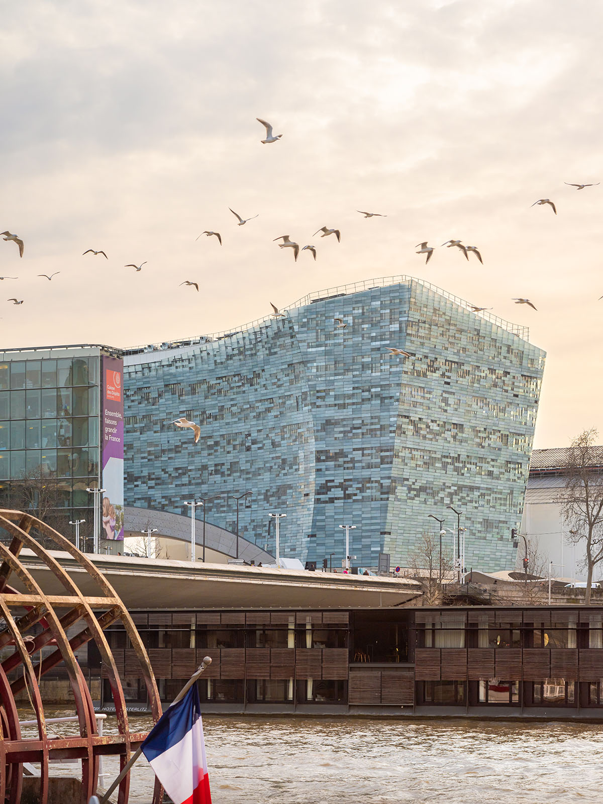 Snøhetta completes new headquarters for Le Monde Group in Paris with pixelated glass facade