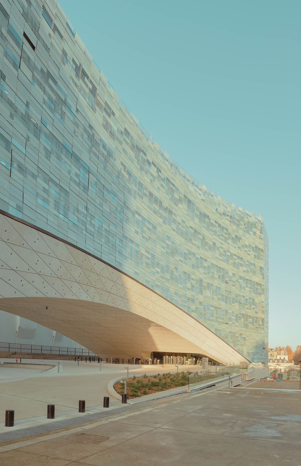 Snøhetta completes new headquarters for Le Monde Group in Paris with pixelated glass facade