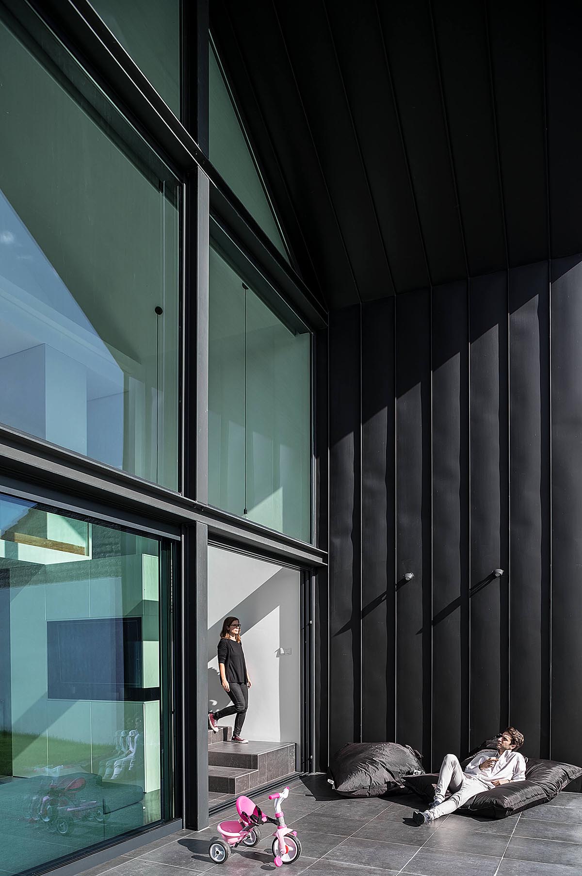 FRARI - Architecture Network completes Arch House in Portugal