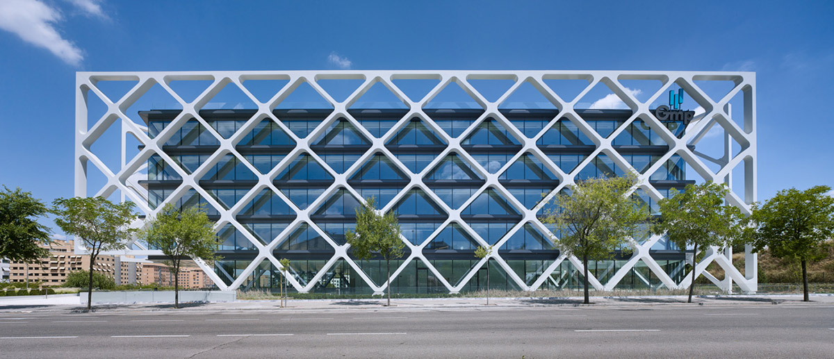 Rafael de La-Hoz Arquitectos wraps oxxeo office building with structural lattice in Madrid