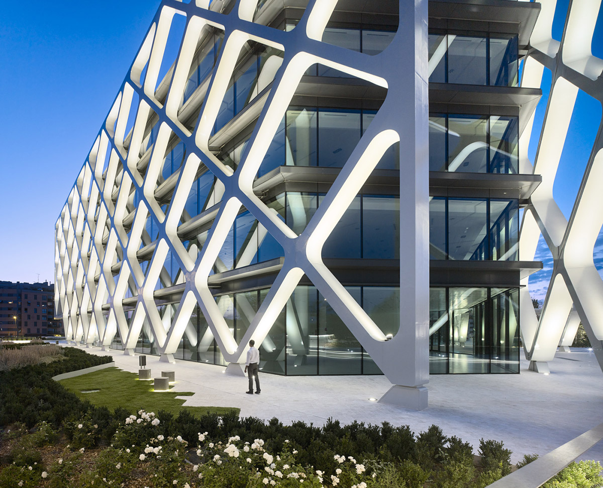 Rafael de La-Hoz Arquitectos wraps oxxeo office building with structural lattice in Madrid