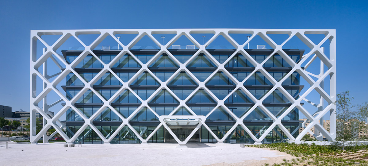 Rafael de La-Hoz Arquitectos wraps oxxeo office building with structural lattice in Madrid