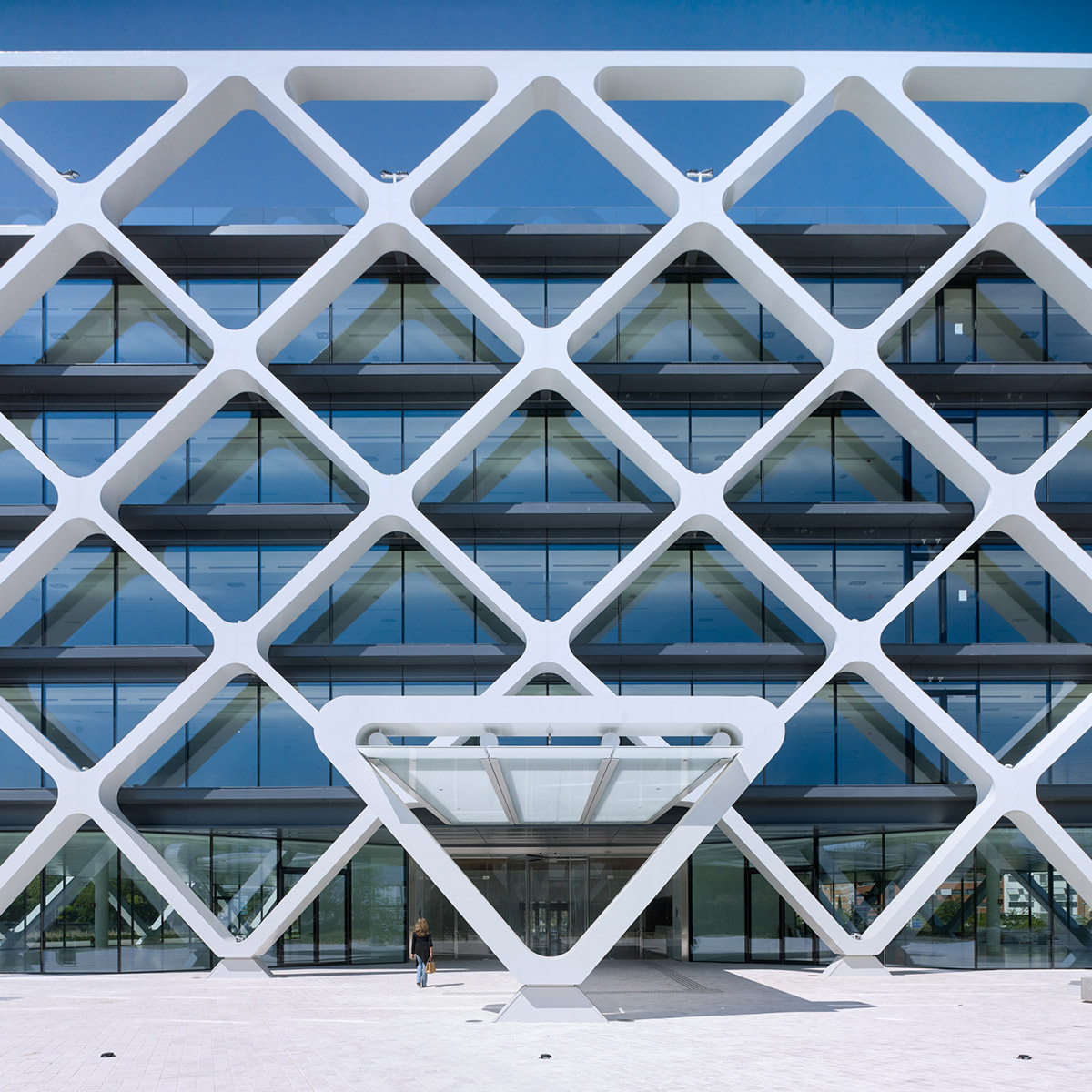 Rafael de La-Hoz Arquitectos wraps oxxeo office building with structural lattice in Madrid