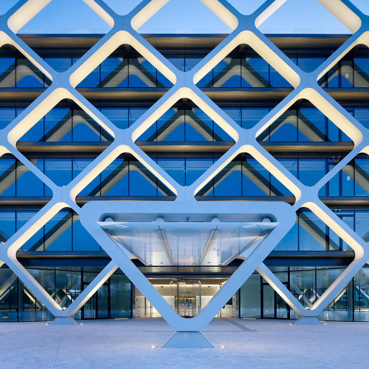 Rafael de La-Hoz Arquitectos wraps oxxeo office building with structural lattice in Madrid