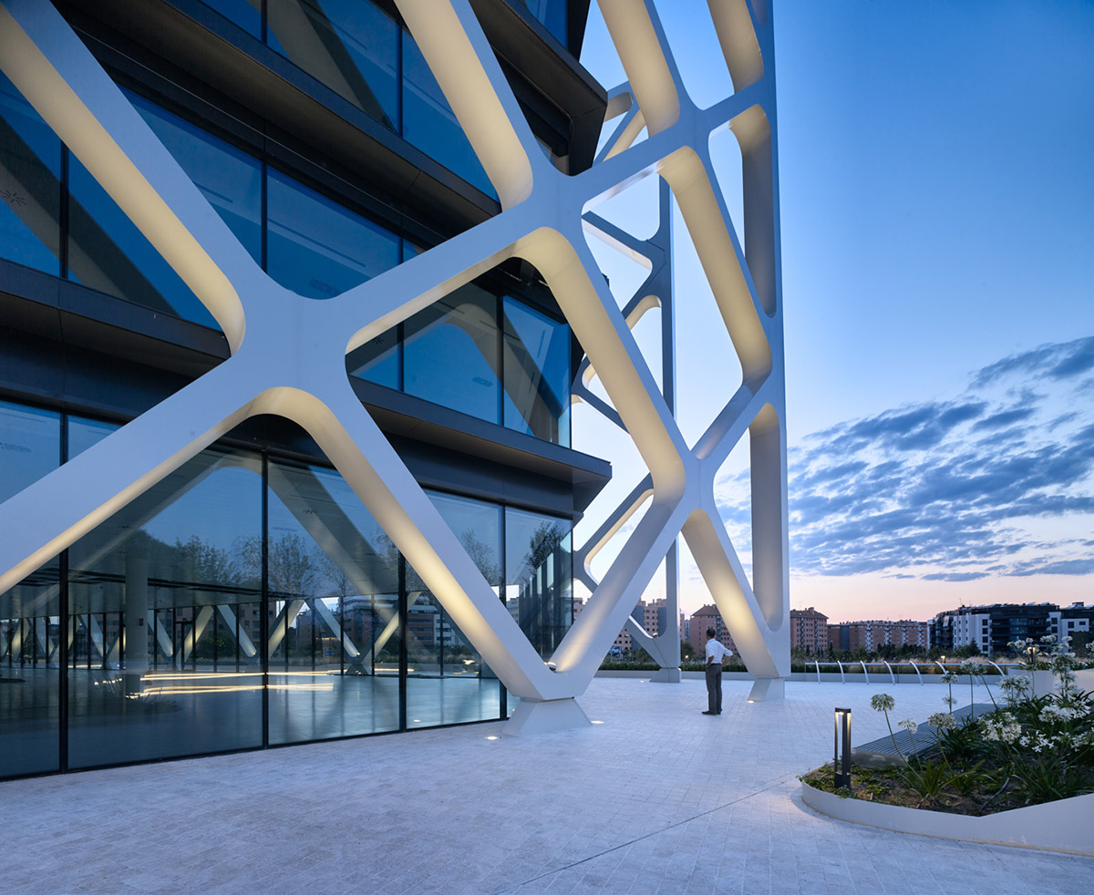 Rafael de La-Hoz Arquitectos wraps oxxeo office building with structural lattice in Madrid