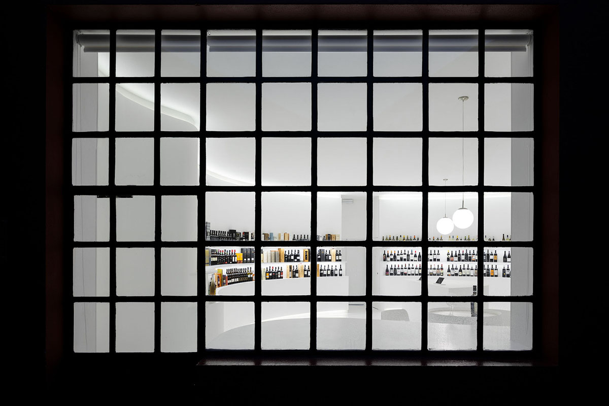 Porto Architects designs all-white interior for wine concept store in Portugal