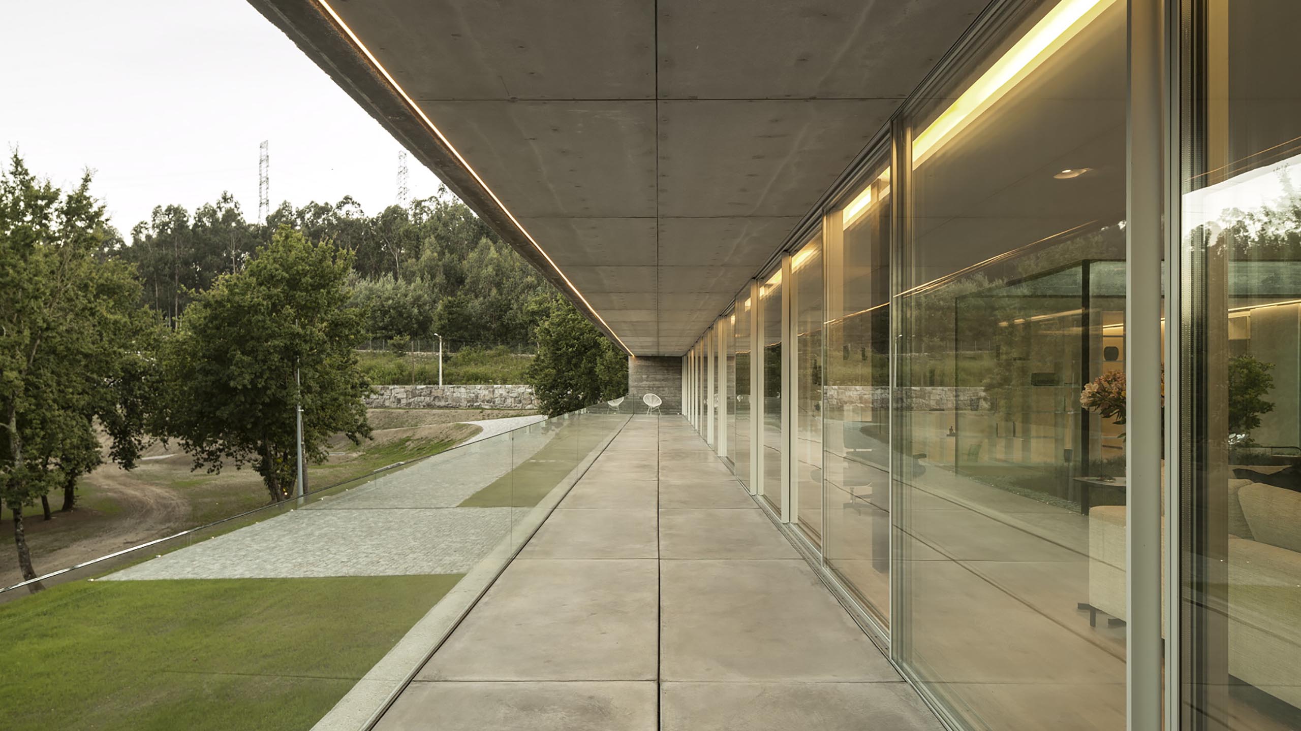 An elongated Sambade house by Spaceworkers presents itself as sober urban landmark in Portugal