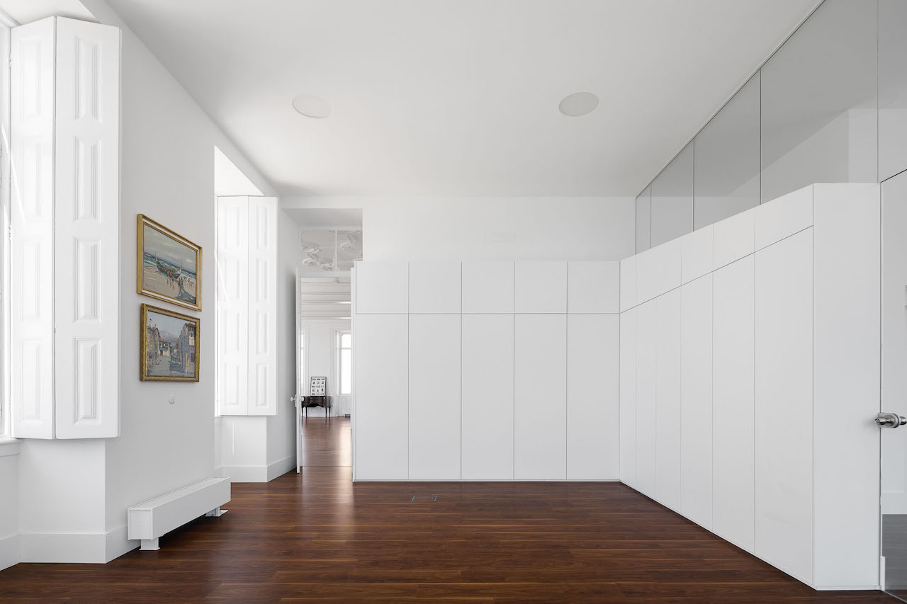 Second Skin, A Bold Intervention Evokes Belle Epoque Memories Providing An Eye-Catching Treatment