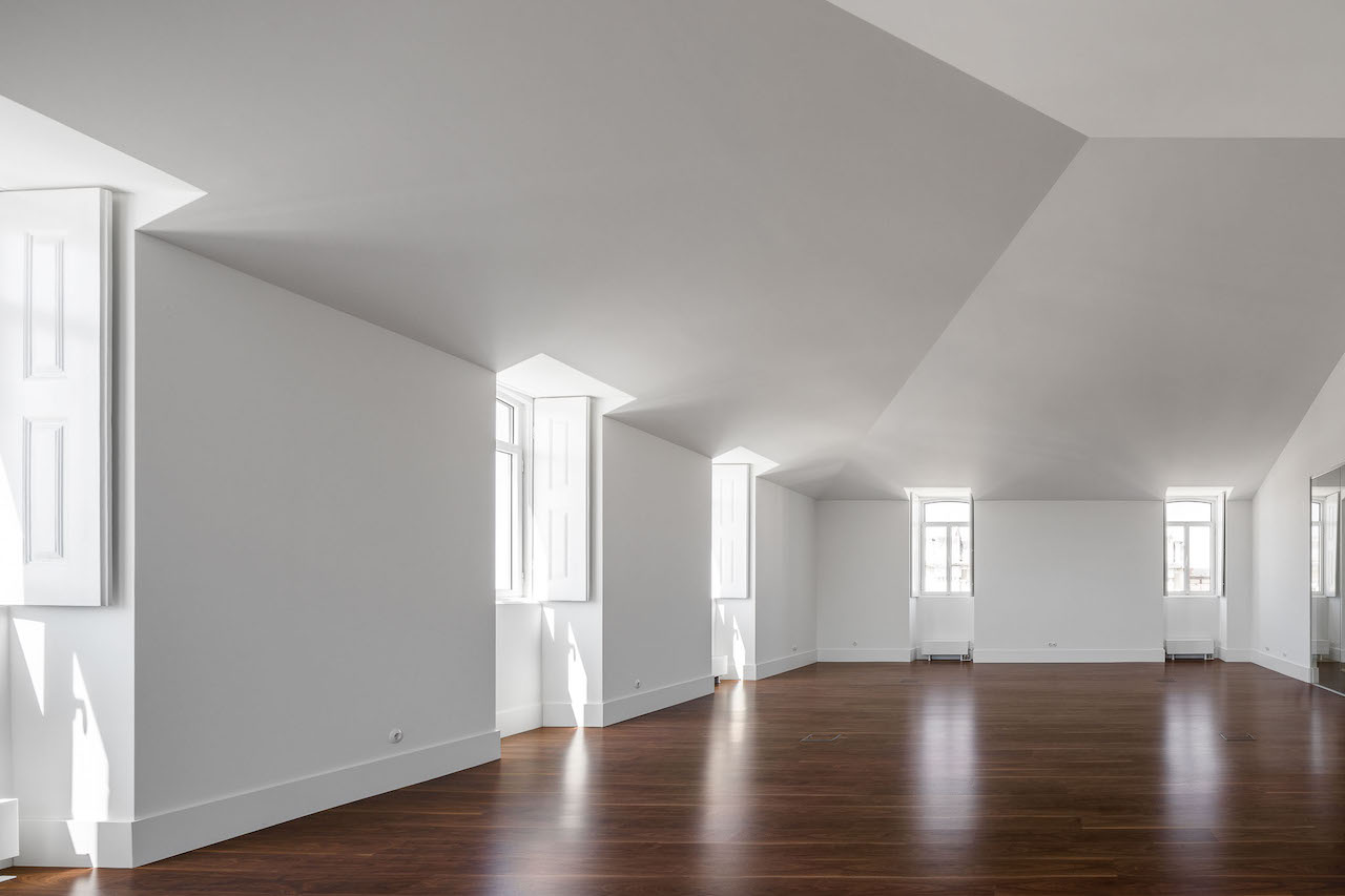 Second Skin, A Bold Intervention Evokes Belle Epoque Memories Providing An Eye-Catching Treatment