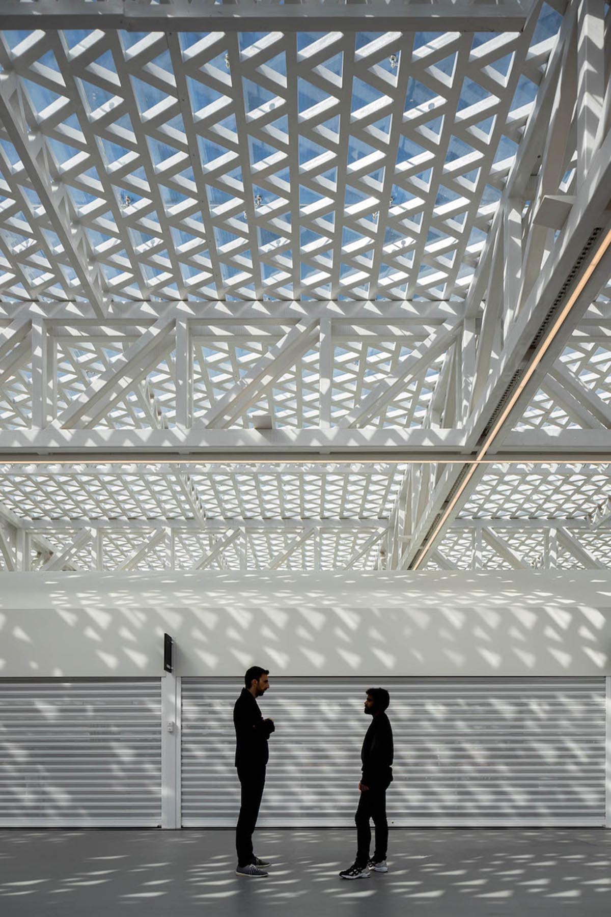 Sculptural Canopy Provides Shelter and a Modern Touch in Portuguese Market