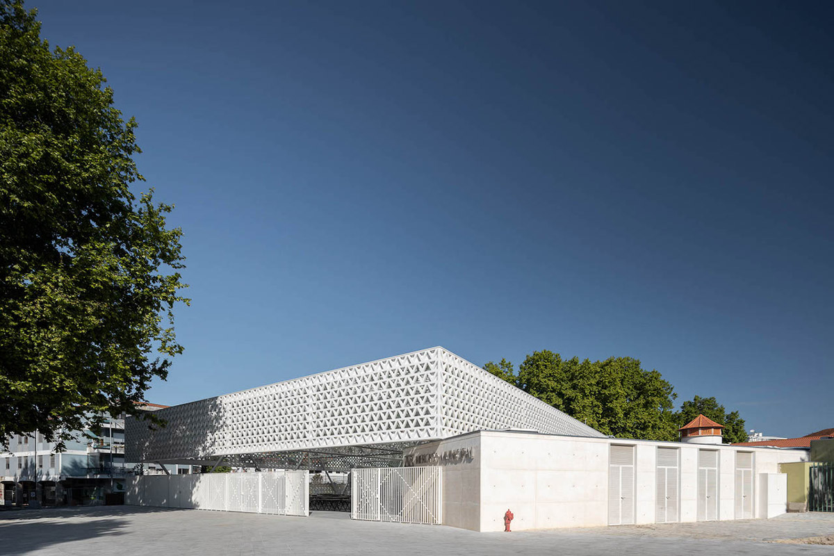 Sculptural Canopy Provides Shelter and a Modern Touch in Portuguese Market