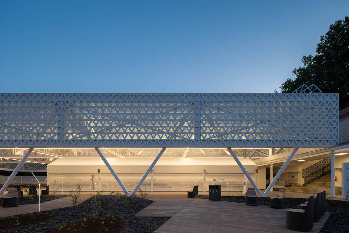 Sculptural Canopy Provides Shelter and a Modern Touch in Portuguese Market