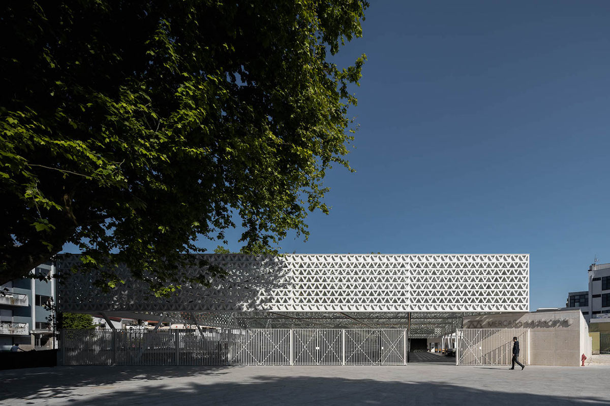 Sculptural Canopy Provides Shelter and a Modern Touch in Portuguese Market