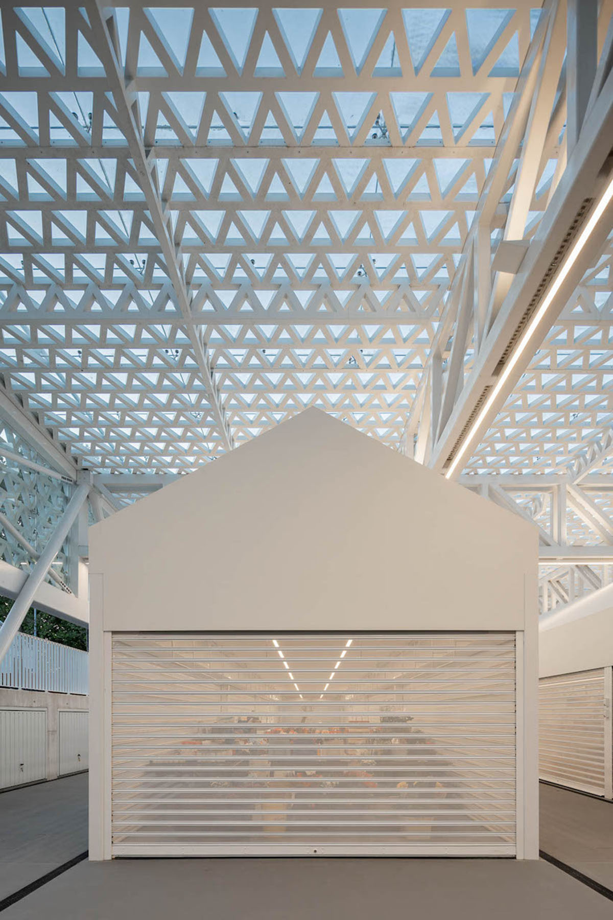Sculptural Canopy Provides Shelter and a Modern Touch in Portuguese Market