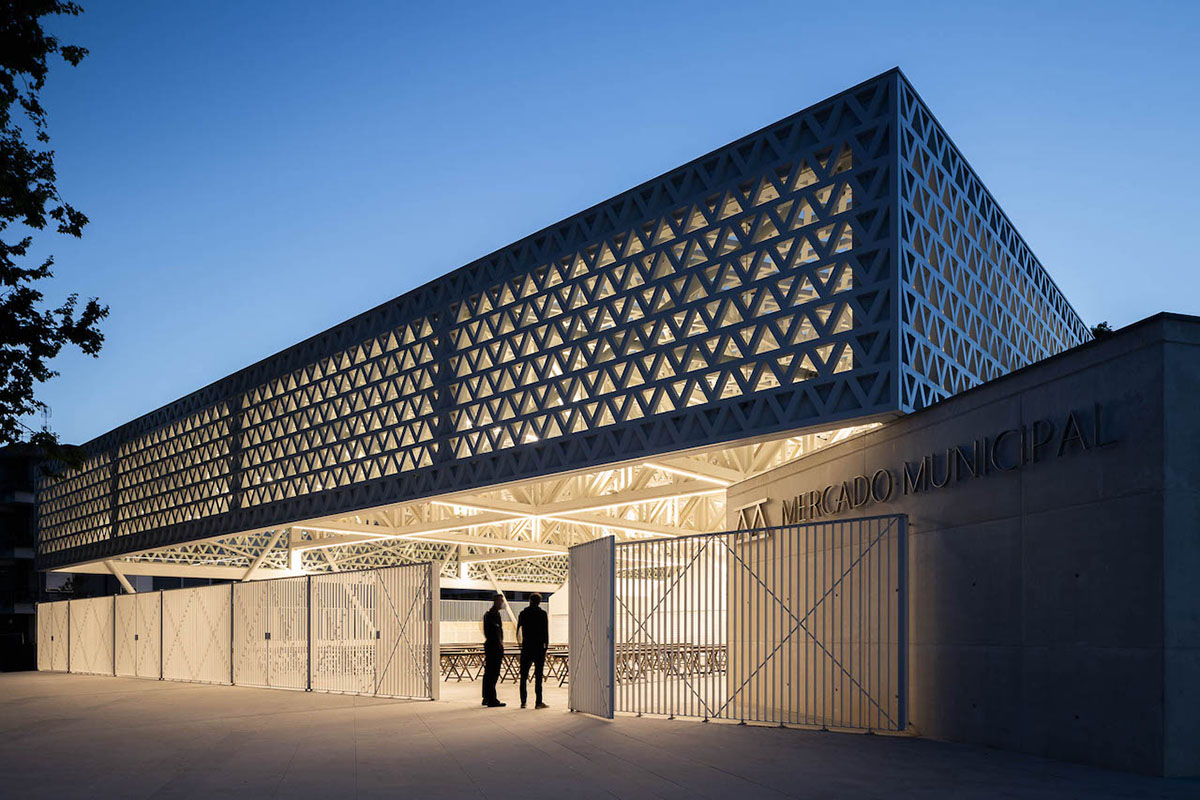 Sculptural Canopy Provides Shelter and a Modern Touch in Portuguese Market
