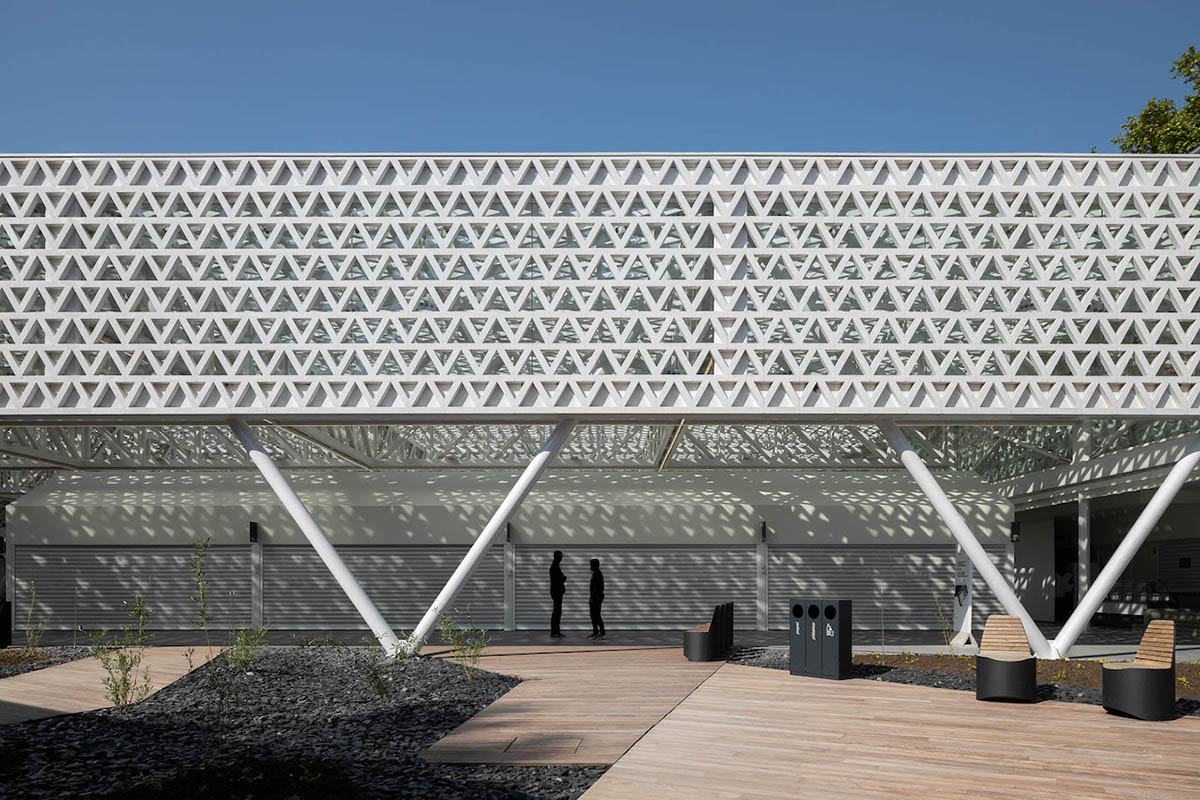 Sculptural Canopy Provides Shelter and a Modern Touch in Portuguese Market