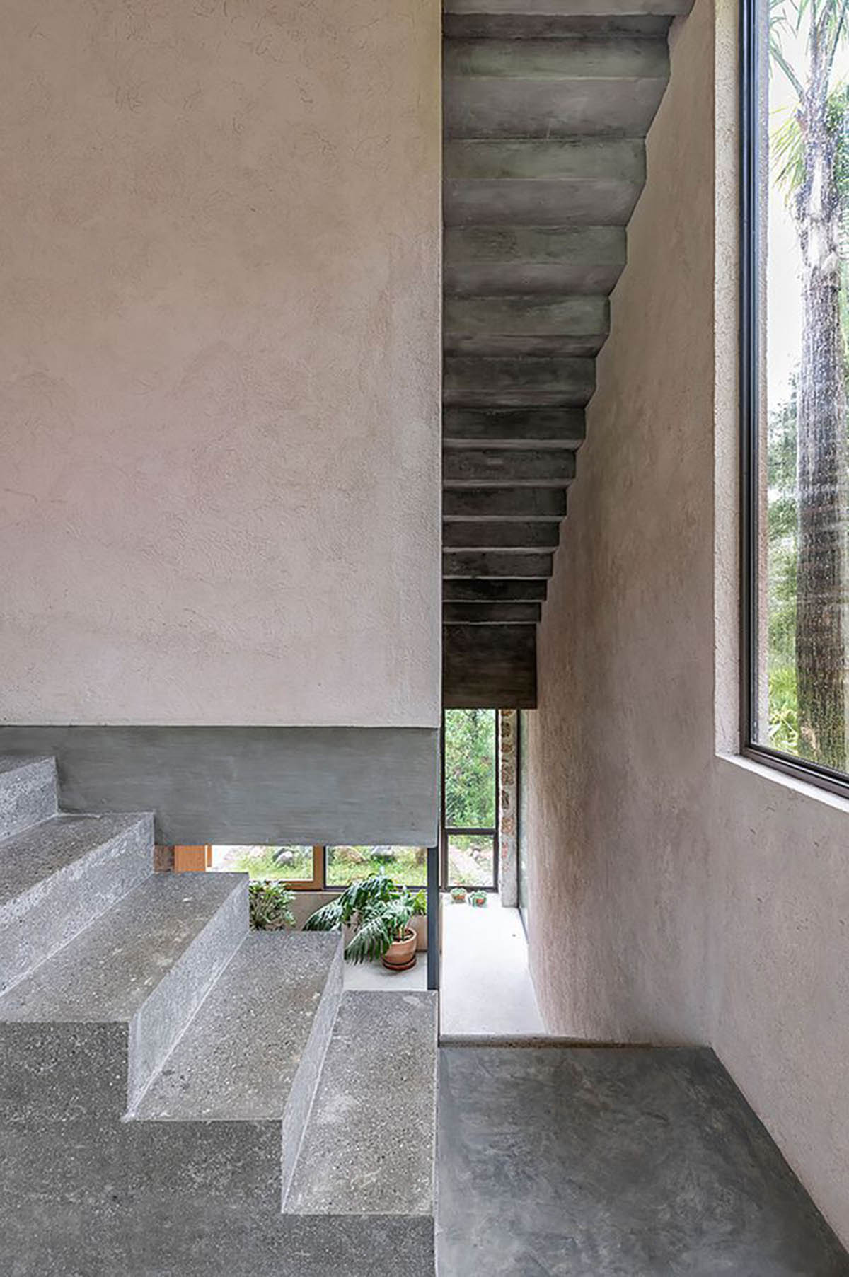 Luis Carbonell extends existing stone house with pastel-toned textured volume in a Mexican valley 