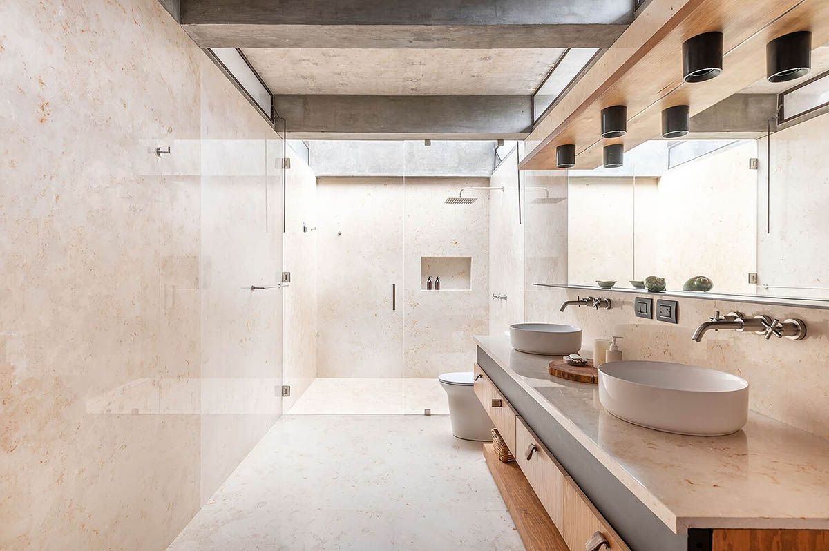 Luis Carbonell extends existing stone house with pastel-toned textured volume in a Mexican valley 