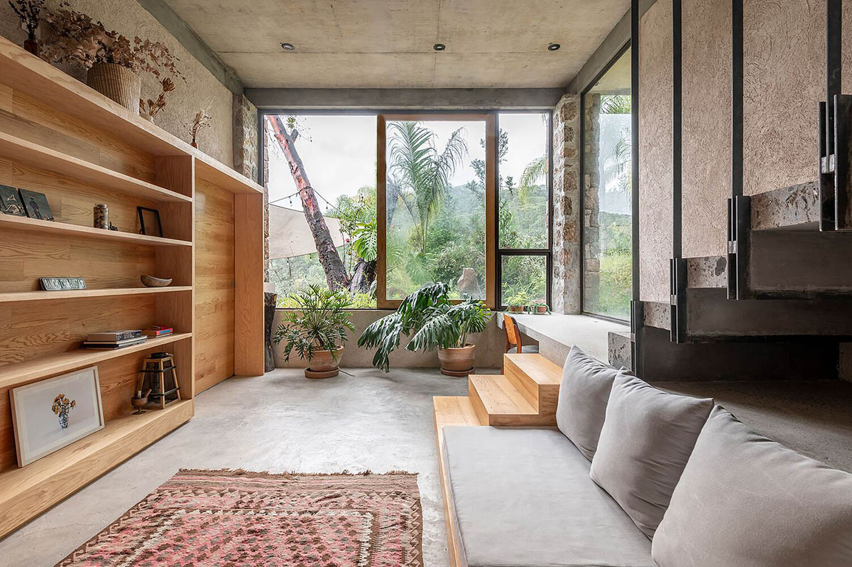 Luis Carbonell extends existing stone house with pastel-toned textured volume in a Mexican valley 