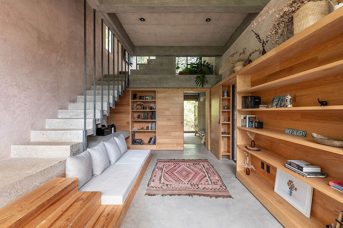 Luis Carbonell extends existing stone house with pastel-toned textured volume in a Mexican valley 