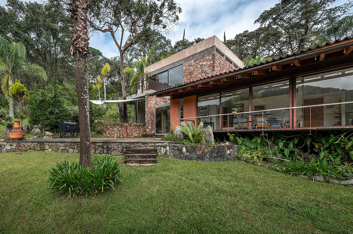 Luis Carbonell extends existing stone house with pastel-toned textured volume in a Mexican valley 