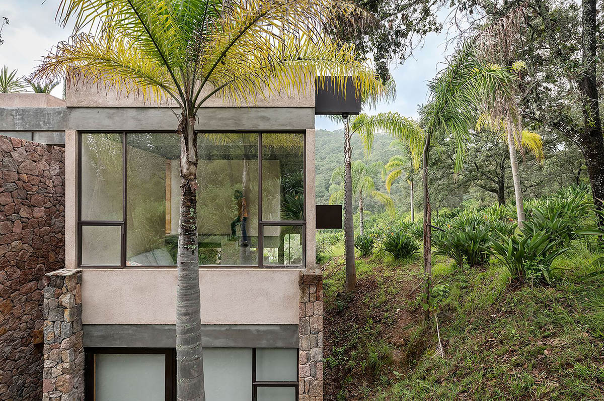 Luis Carbonell extends existing stone house with pastel-toned textured volume in a Mexican valley 