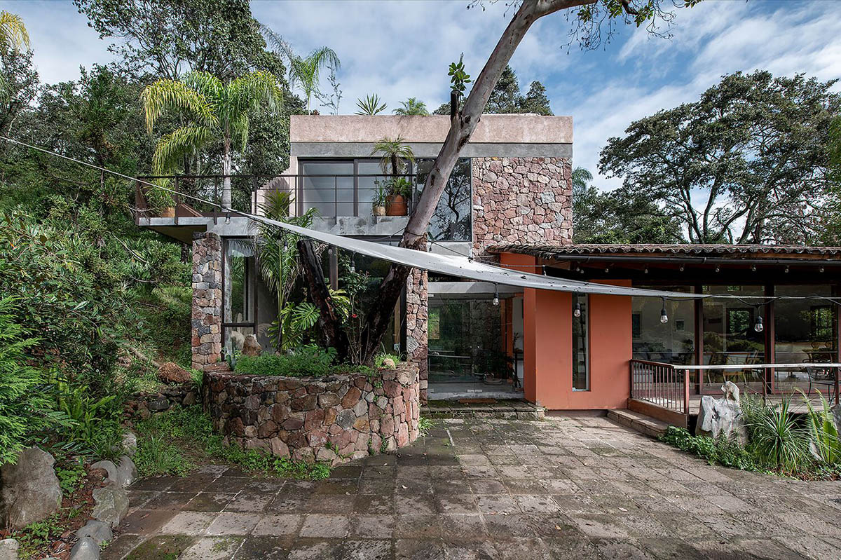 Luis Carbonell extends existing stone house with pastel-toned textured volume in a Mexican valley 