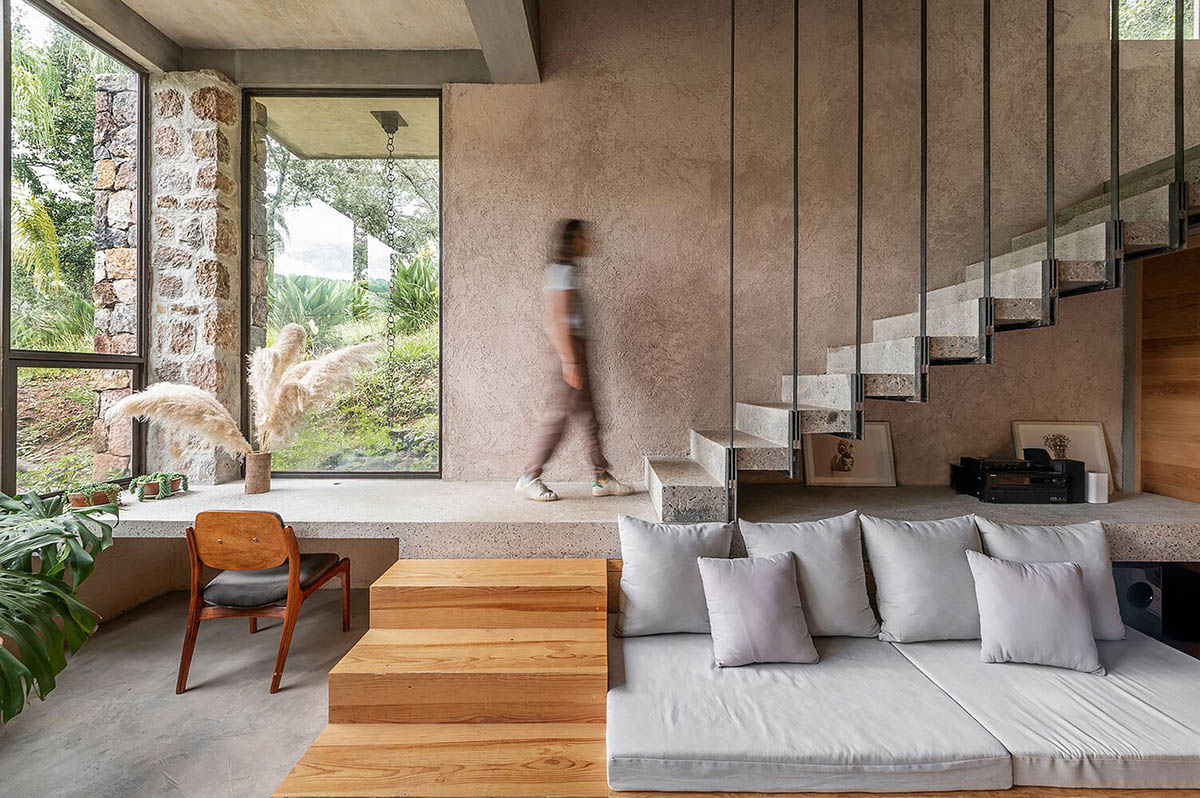 Luis Carbonell extends existing stone house with pastel-toned textured volume in a Mexican valley 