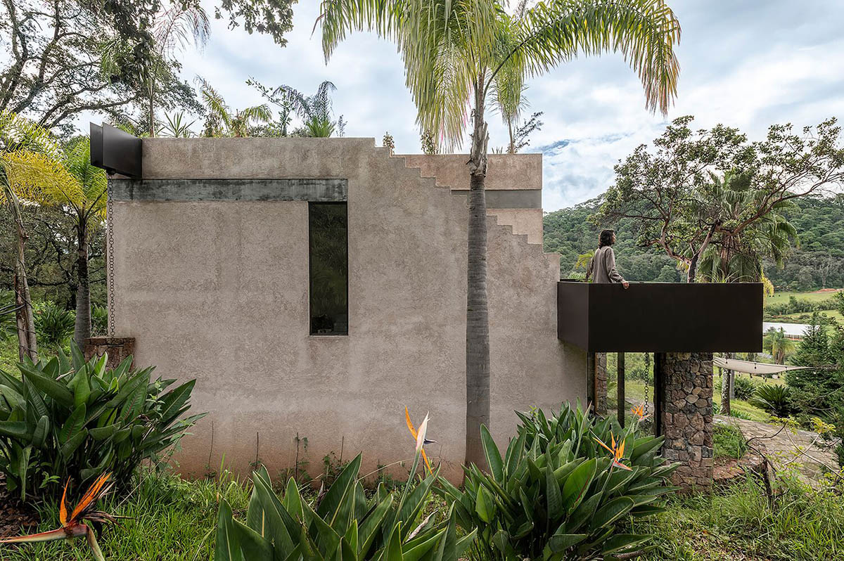 Luis Carbonell extends existing stone house with pastel-toned textured volume in a Mexican valley 