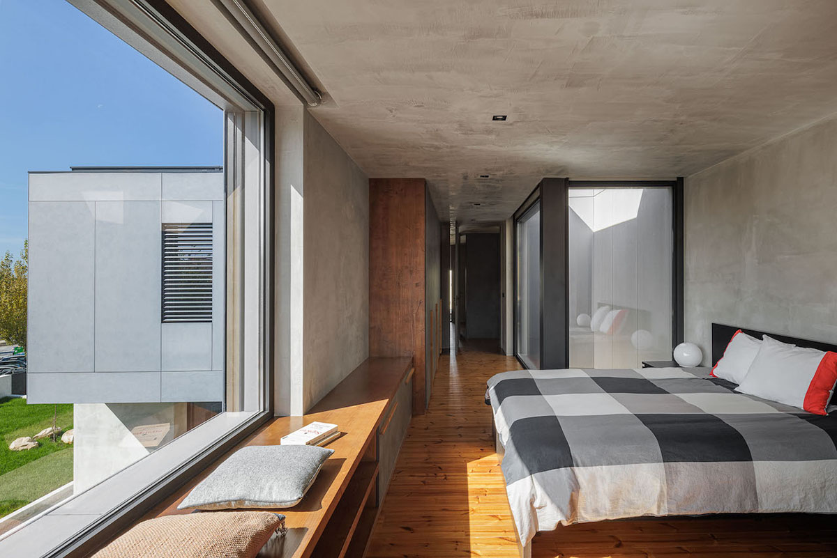 Atelier AM-arqstudio Designed A Home Where Light and Texture Provide Comfort and Ease