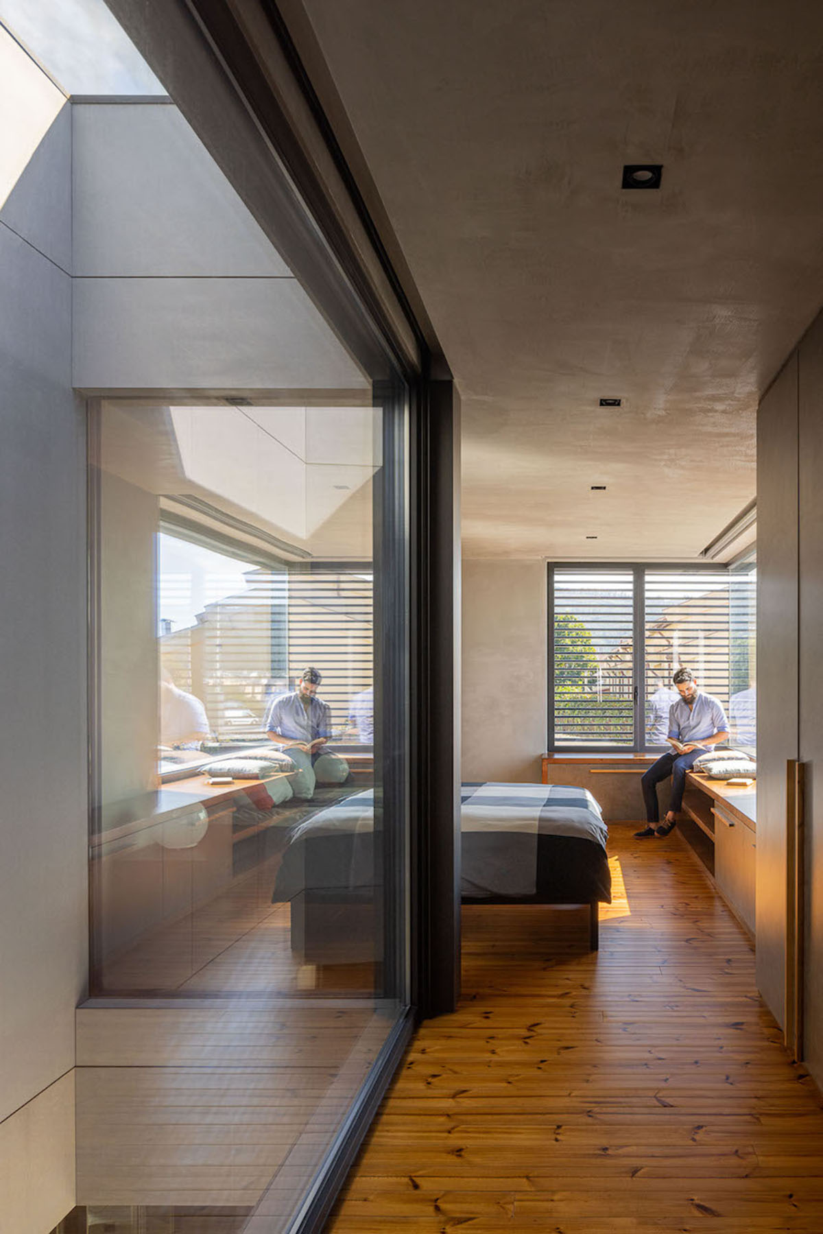 Atelier AM-arqstudio Designed A Home Where Light and Texture Provide Comfort and Ease