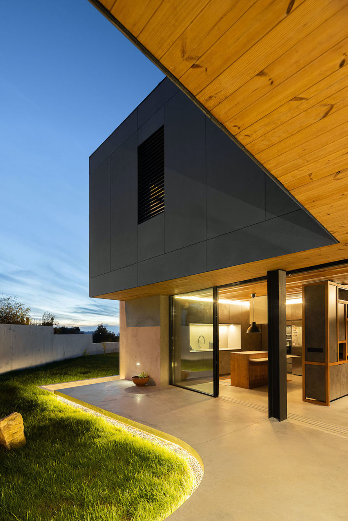 Atelier AM-arqstudio Designed A Home Where Light and Texture Provide Comfort and Ease