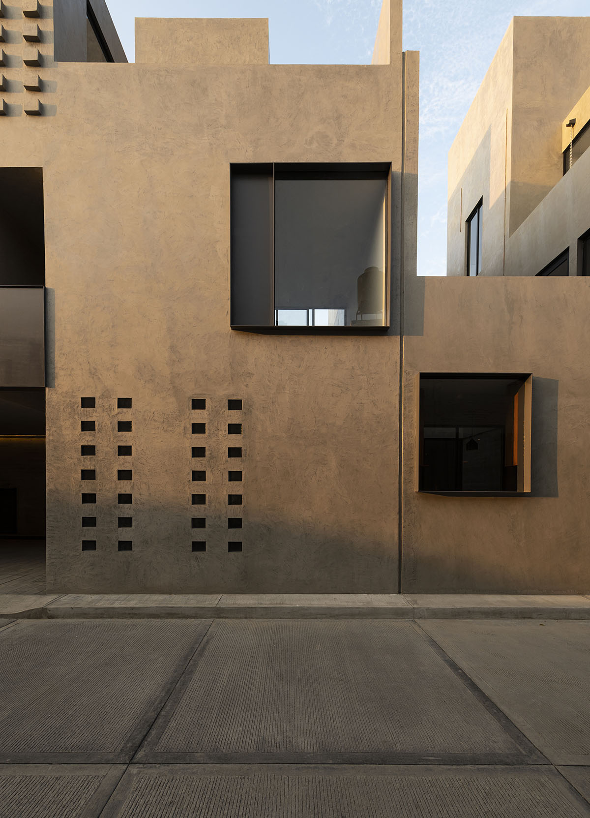 Espacio 18 Arquitectura проектирует жилье, играющее с твердыми телами и пустотами в Оахаке, Мексика. 