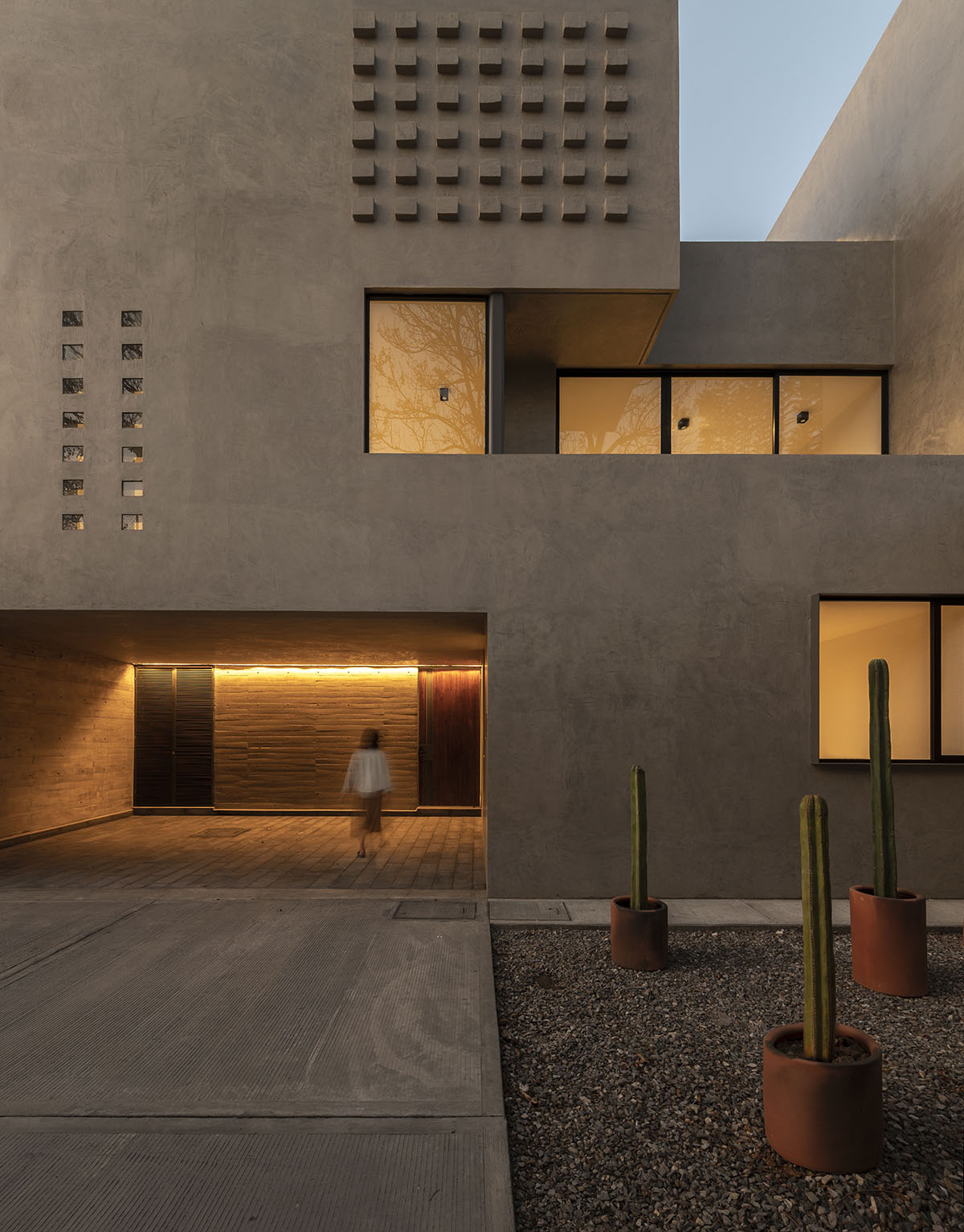 Espacio 18 Arquitectura проектирует жилье, играющее с твердыми телами и пустотами в Оахаке, Мексика. 
