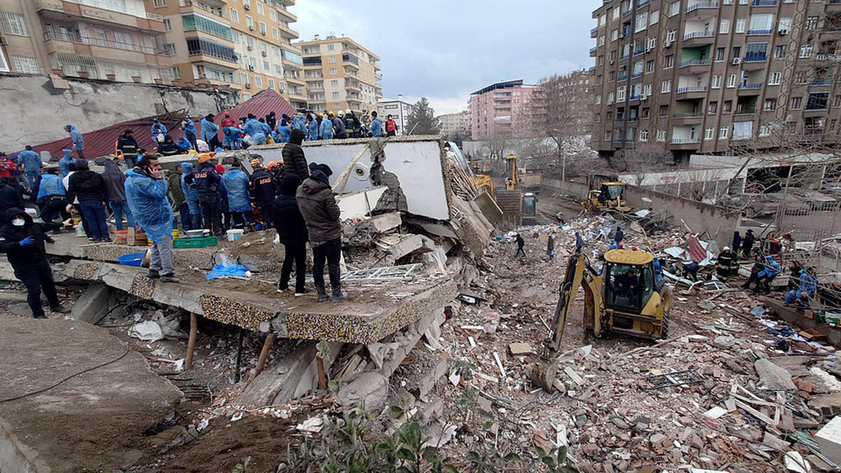 Devastating major earthquakes hit Turkey and Syria, causing severe damage in the infrastructure 