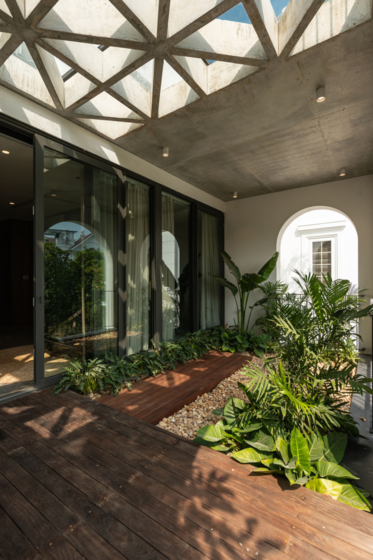 Nemo Studio's Vietnamese Villa AD8 brings tropical atmosphere inside with natural elements