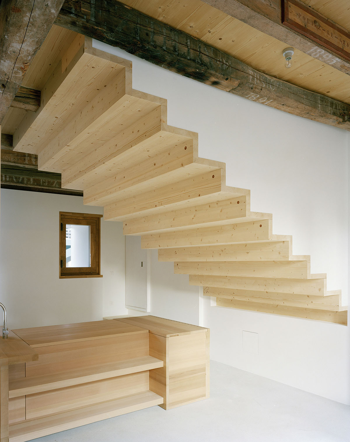 Dieter Dietz completes birdhouse-looking living space nestled in the Swiss rural landscape