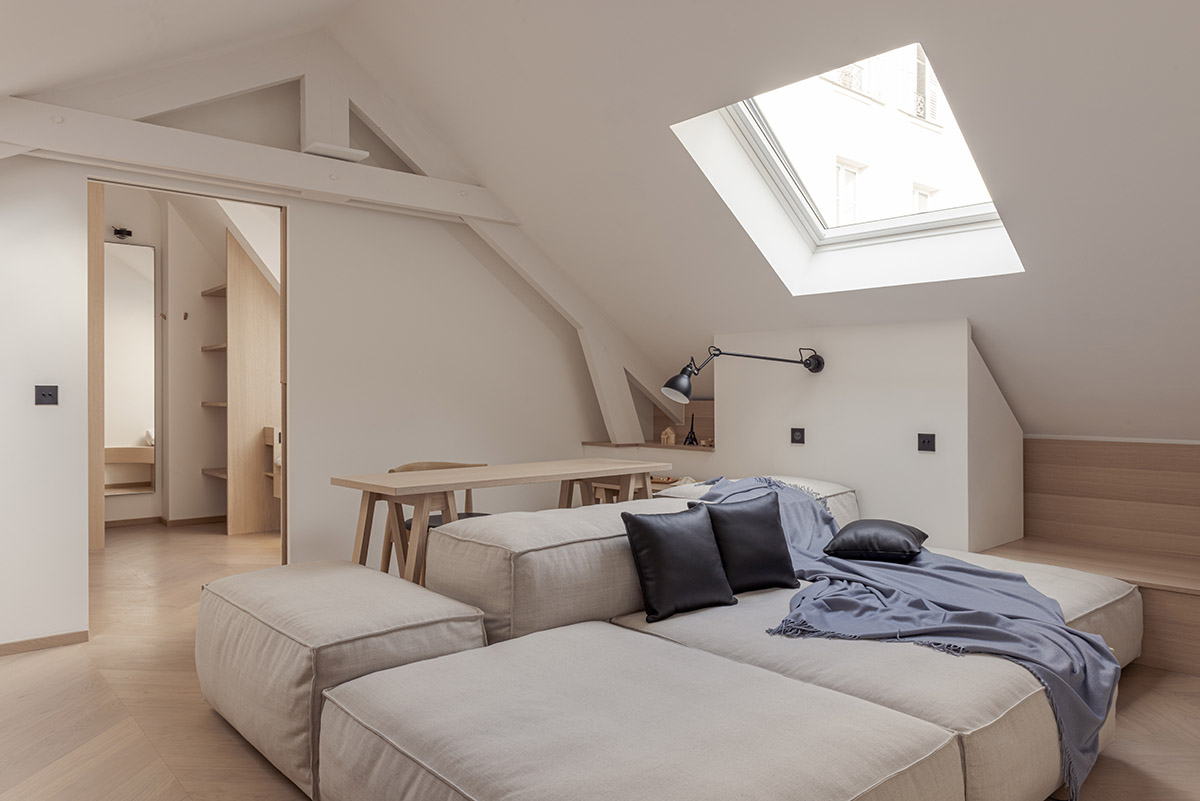 noa* converts 18th century hotel in Paris into an apartment with curved lines and scent of wood