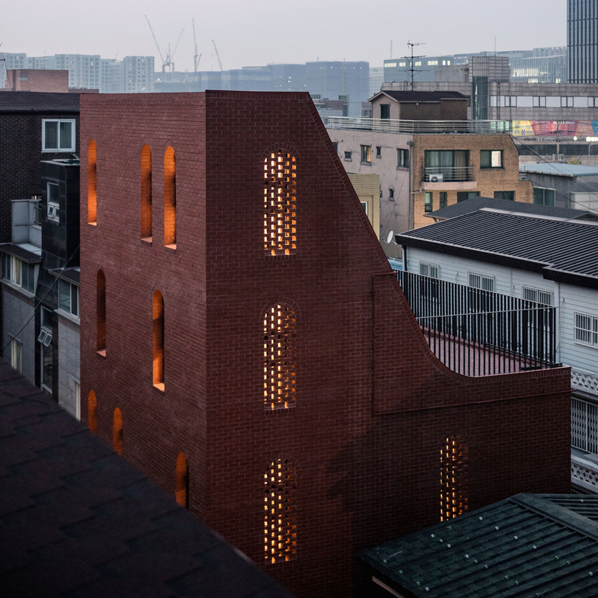 stpmj's New Five-Story House Adapts To A Narrow Plot With