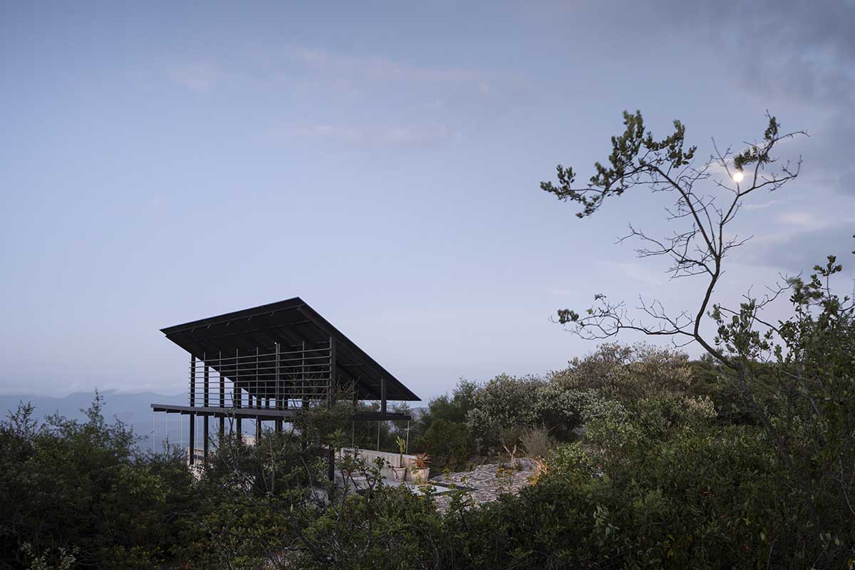 Espina Pavilion embraces structural and visual balance with minimal footprint on Mexican hills 
