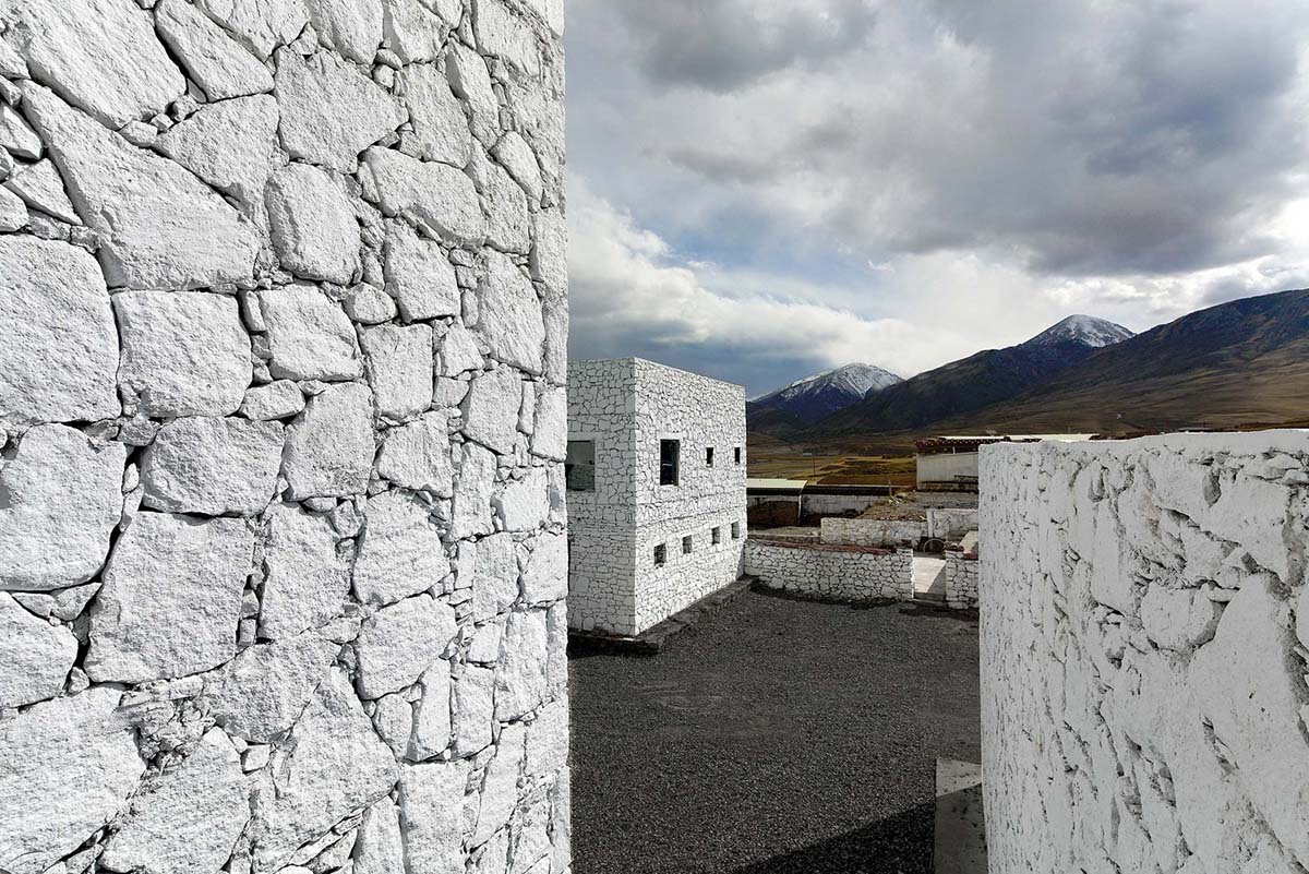 Jí Architects extends Tsenpo Museum with floating glass box overlooking snow mountains in China